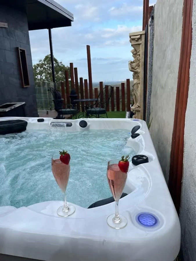 On Eagle Wings Mountain Retreat & Spa Neranwood 0*,  أستراليا